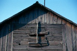 Einflugspalt in einer Holzscheune