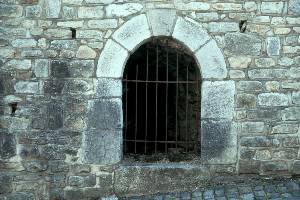 Unbewohntes Kellergew&ouml;lbe von au&szlig;en